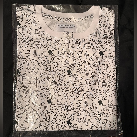 🏷️2/$20 - NWT Androgynous Fox - Mid Length Henley - Size XS - Picture 2 of 4